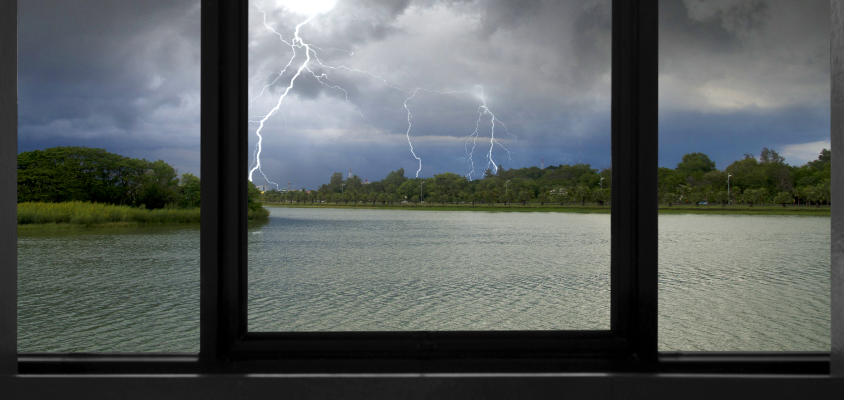 Tormenta a la distancia vista a través de ventanas resistentes a los impactos