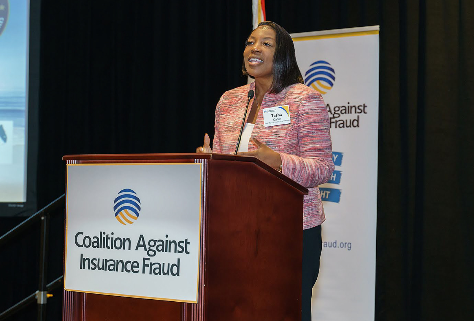 ICA Tasha Carter defiende a los consumidores en una Reunión sobre la Coalición Contra el Fraude de Seguros.