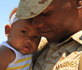 Soldado Afroamericano con uniforme con su bebé