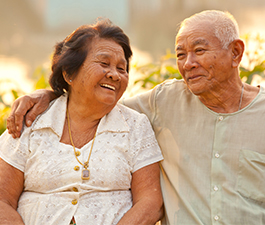 Pareja Asiática adulta sonriendo al aire libre