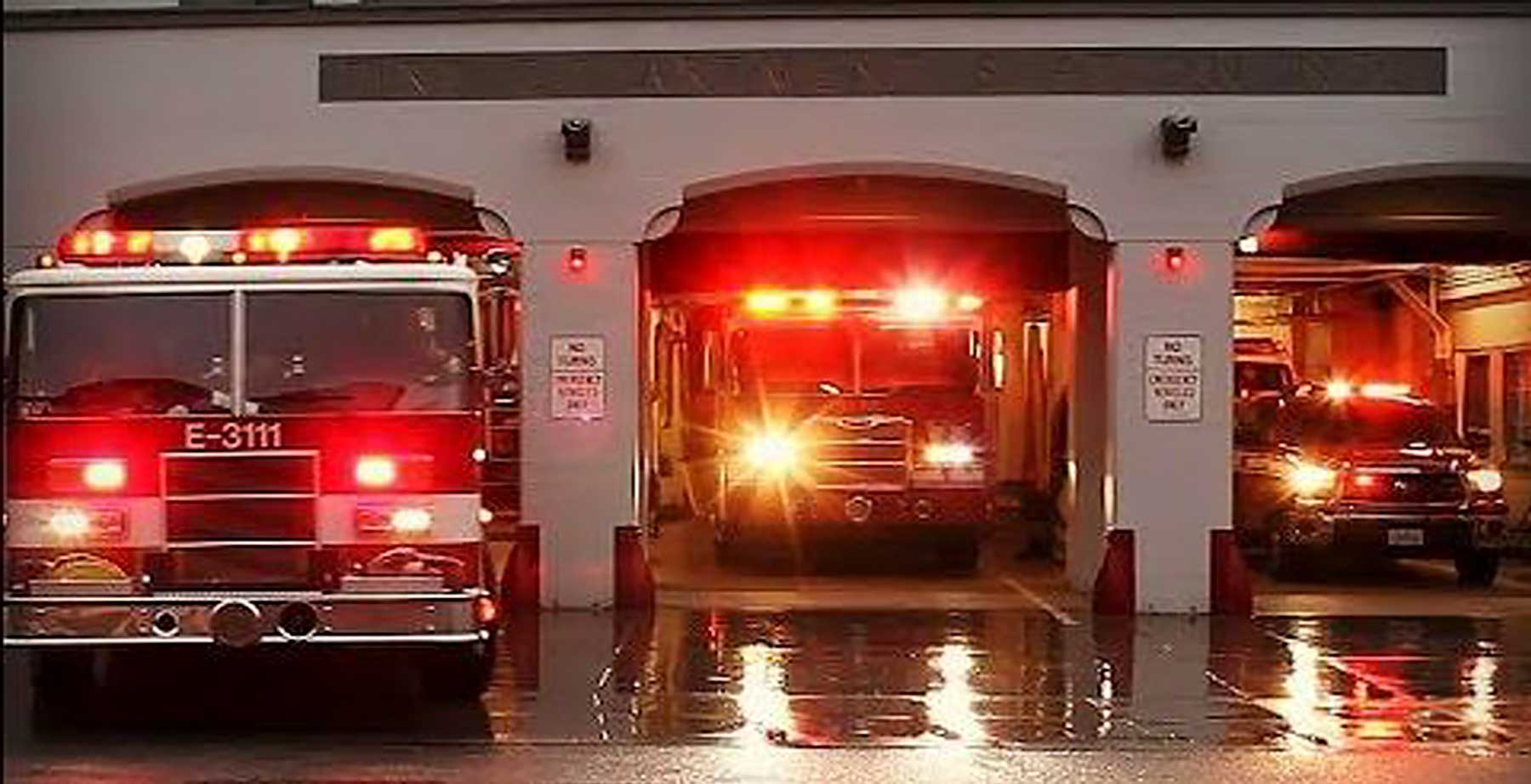 Camiones de Bomberos con luces saliendo de la estación