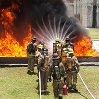 reclutas para bomberos desplegando línea de manguera